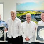 Mayor general piloto Floreal Suárez Martínez, FARD recibe reconocimiento por su contribución al desarrollo del sector aeronáutico