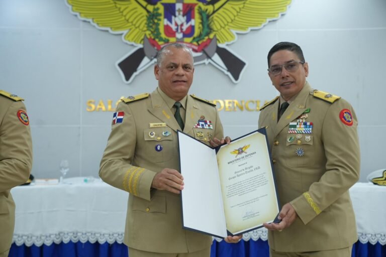 Ministerio de Defensa reconoce a oficiales por su trayectoria y años de servicio