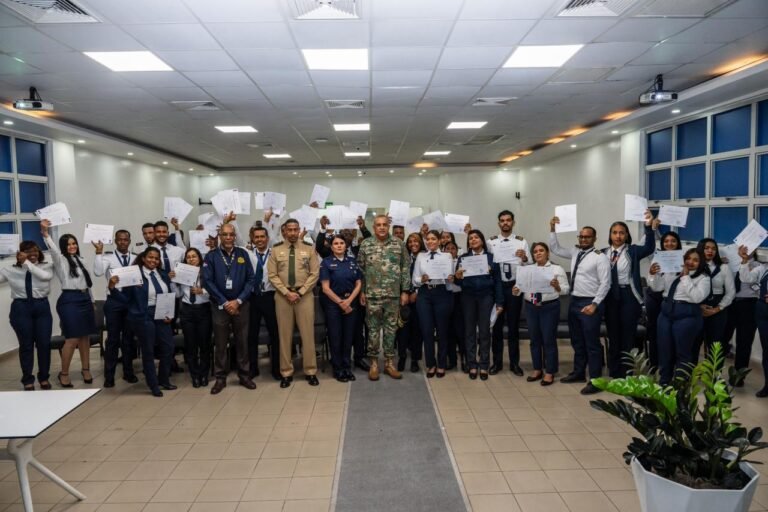 Lee Ballester certifica a 37 nuevos inspectores migratorios tras agotar proceso de pasantías en puertos, aeropuertos y puestos fronterizos