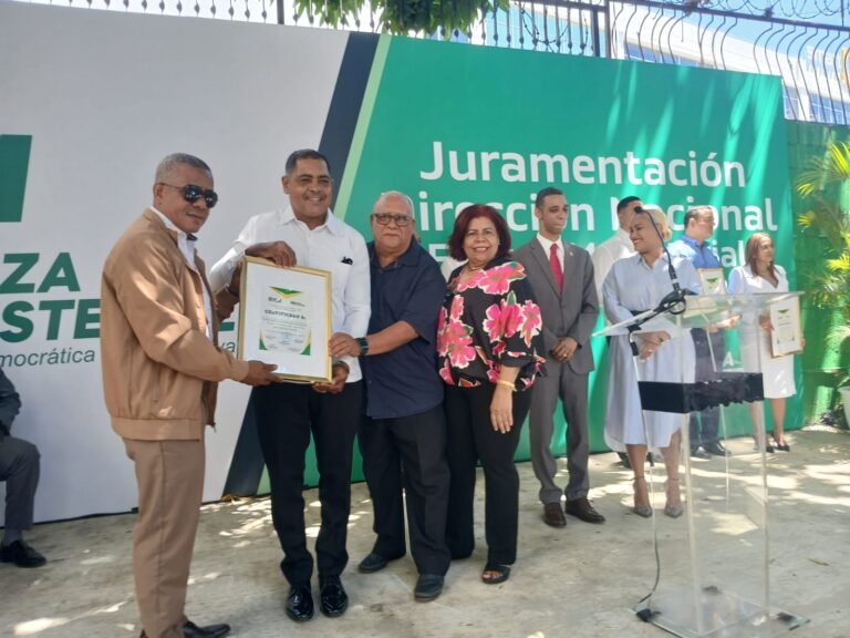 Juramentan nueva dirección de Fuerza Magisterial y anuncian que saldrán centro por centro a organizar simpatías