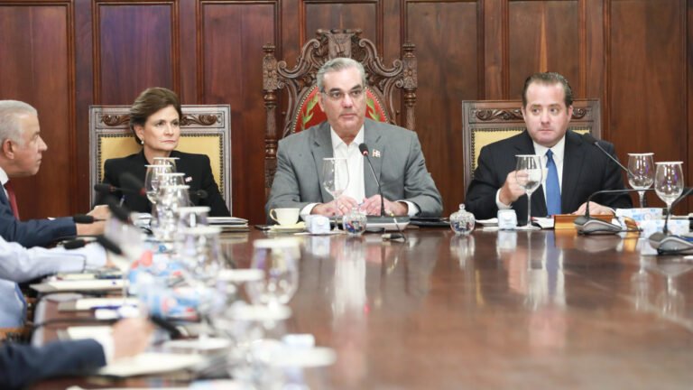 Gobierno restringe publicidad, viáticos  y  reduce 50% a partidos