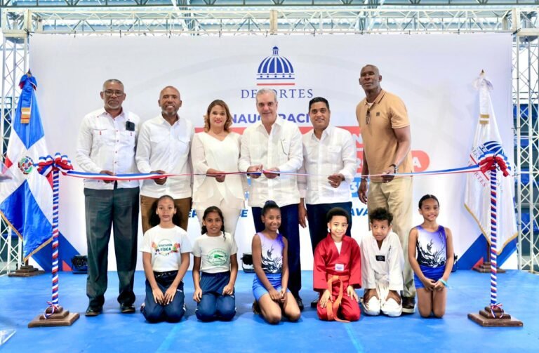 Presidente Luis Abinader y ministro Kelvin Cruz entregan pabellones deportivos en La Romana