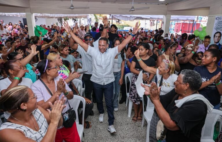 Pedro Jiménez rinde homenaje y lleva regalos y alegría a cientos de madres de la circunscripción 2 del DN