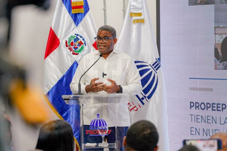 Vicepresidenta Raquel Peña y ministro Kelvin Cruz entregan nuevo multiuso del Club Manganagua