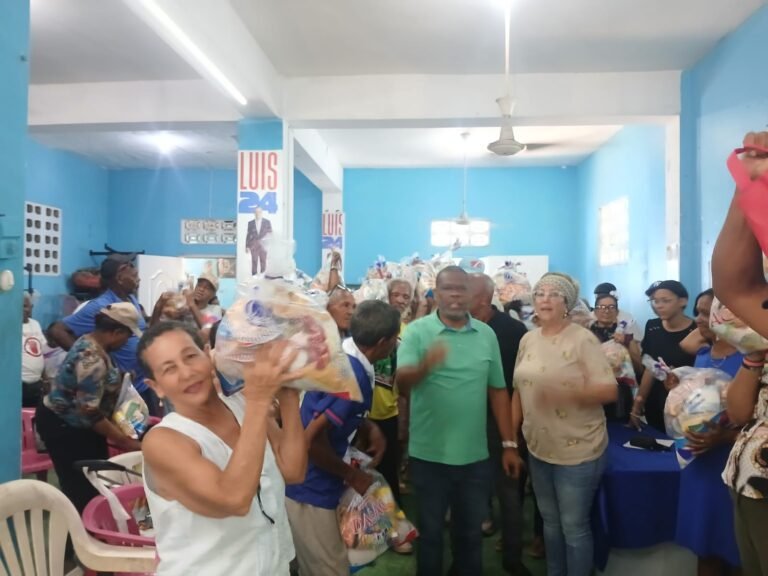 GELMIS FELIZ PRESIDENTE DE UNACHOSIN HACE ENTREGA DE RACIONES ALIMENTICIAS