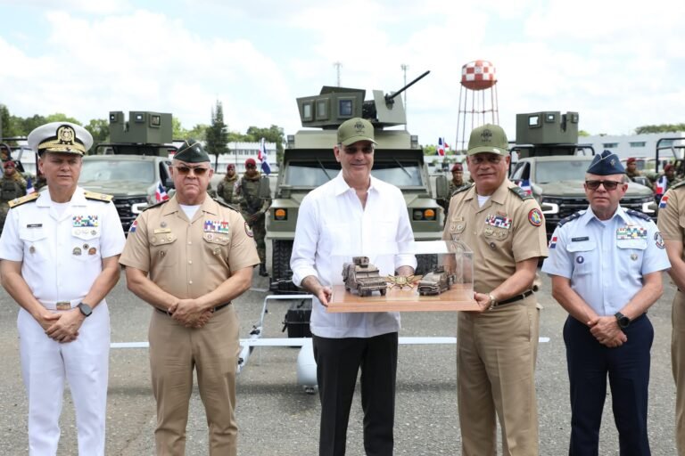 Presidente Abinader entrega blindado Furia VBD-2, 179 vehículos, cinco aeronaves no tripuladas, diez unidades tácticas Centauro y siete infraestructuras completamente remozadas para fortalecer las capacidades de las Fuerzas Armadas