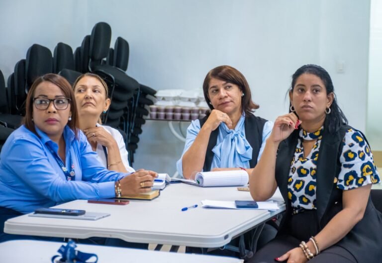 Colaboradores de Migración se capacitan en estrategias y planificación en la administración pública