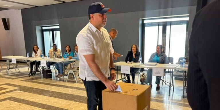 Candidato George Richardson ejerce su voto y promete fortalecer desde la presidencia la nueva imagen del CODIA