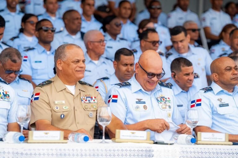 Ministerio de Defensa fortalece capacidades de la Armada y la Fuerza Aérea con entrega de equipos militares y uniformes