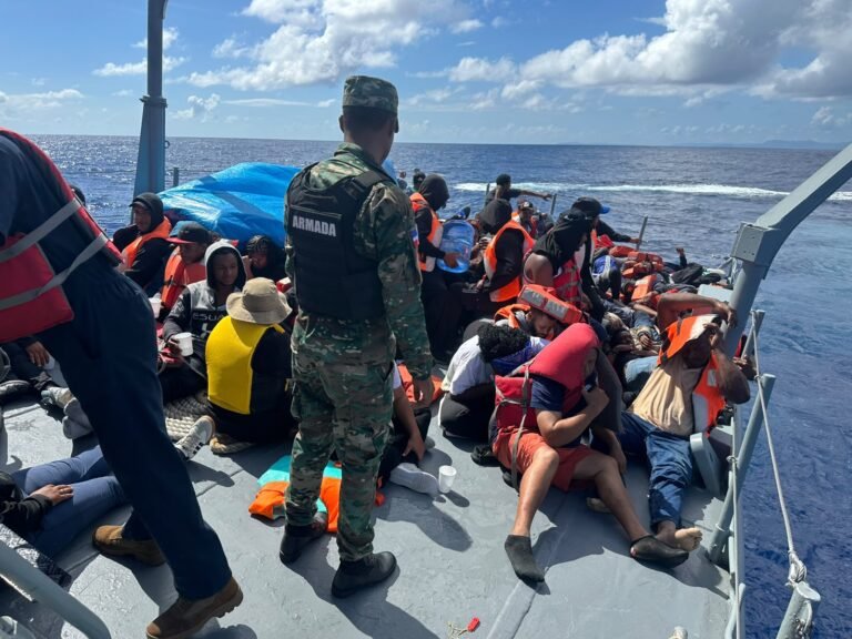 ARMADA INTERCEPTA EMBARCACIÓN CON 59 PERSONAS AL NORTE DE SAMANÁ, CON APOYO DEL SERVICIO DE GUARDACOSTAS DE ESTADOS UNIDOS EN PUERTO RICO